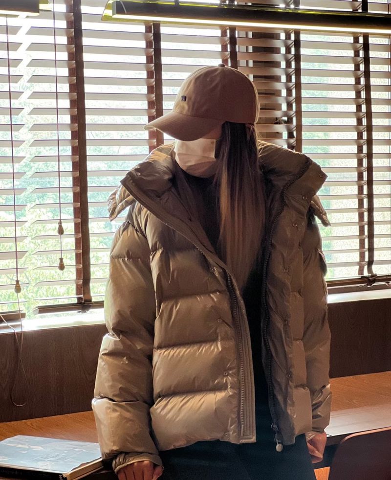 몽클레르 로고 패치 후드 다운 재킷 - 남자패딩 레플리카 참고 이미지